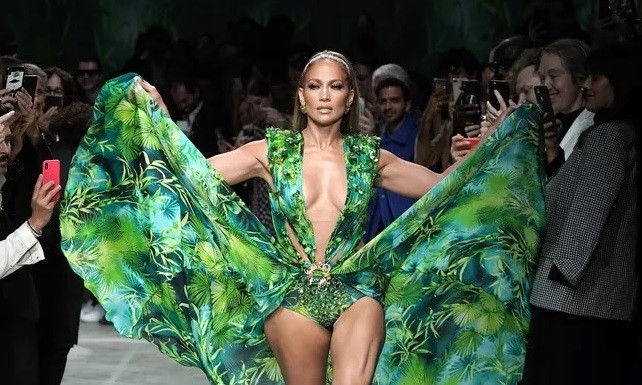 Google Immagini J. Lo reindossa lo storico abito che ne ispiro la creazione HDblog