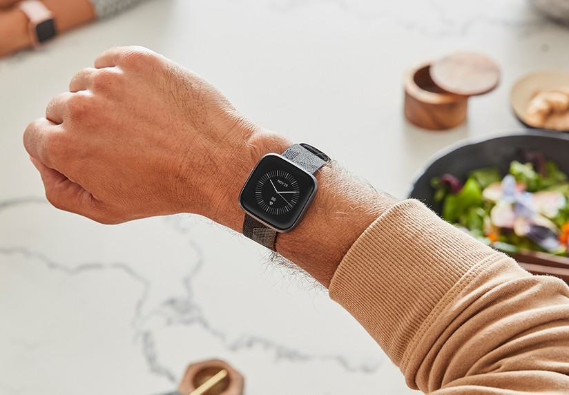 Fitbit clearance versa caratteristiche