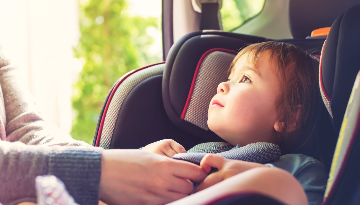 Bimbo a bordo: quali sono i dispositivi obbligatori per legge per la  sicurezza in auto? - Il bambino naturale