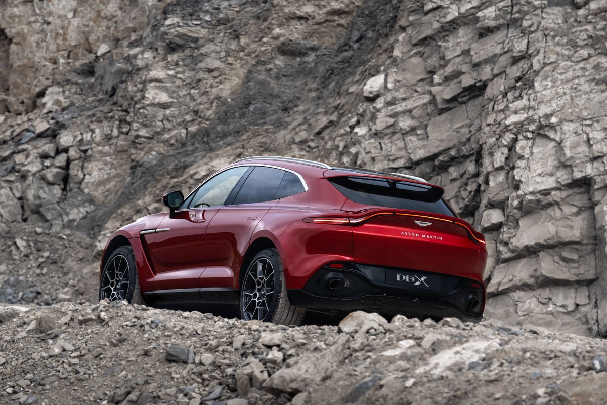 Aston Martin DBX prezzo, caratteristiche, immagini e