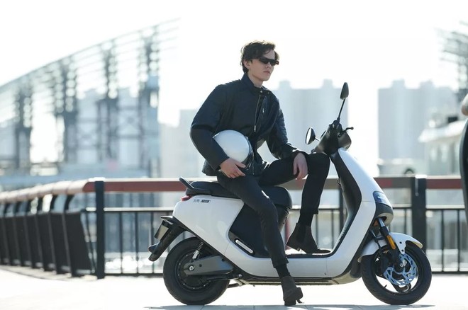 Uno Scooter Viaggia Alla Velocità Di 50 Km/h