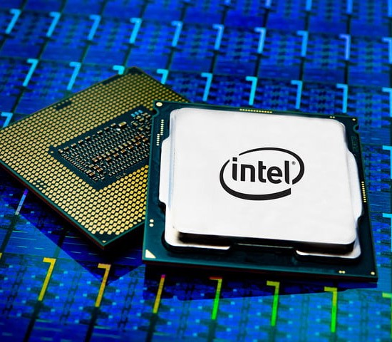 Intel Core i9-10900, prime immagini della CPU a 10 core