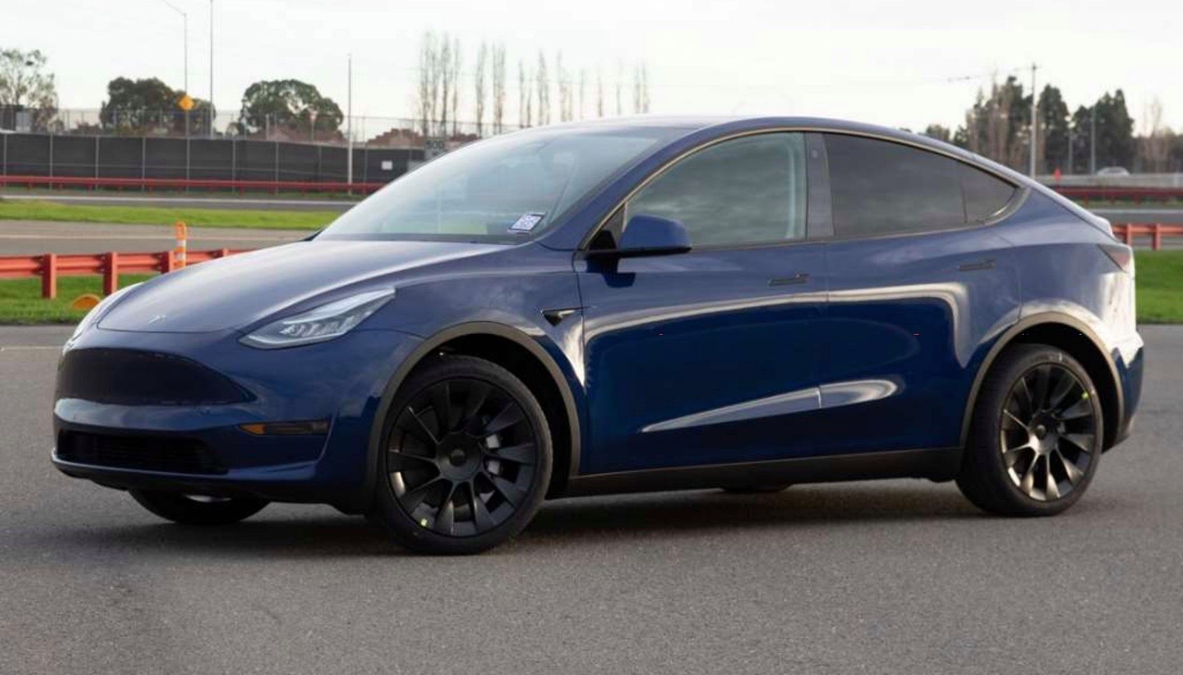 Tesla Model Y la foto del modello di serie mostra alcune differenze di