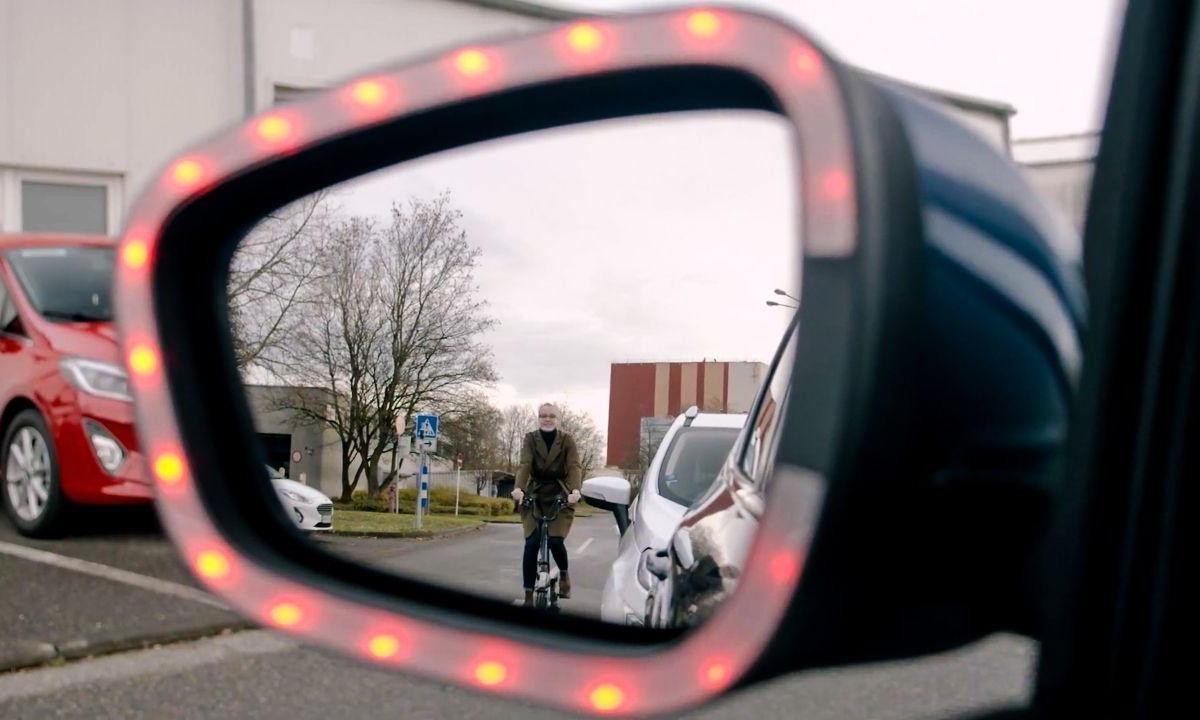 Ford Smart Mirror: lo specchietto retrovisore intelligente che ti aiuta a  vedere ciclisti, pedoni e altri veicoli dietro al tuo furgone, Italy, Italian