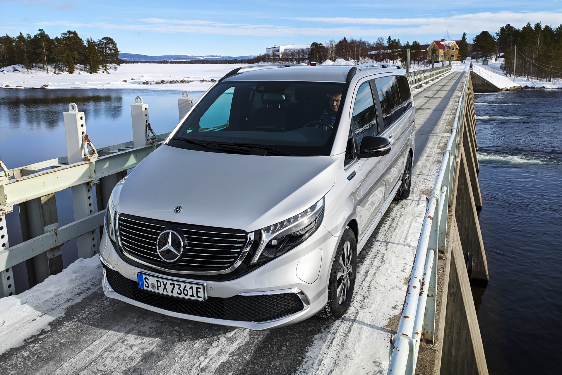 Mercedes Eqv Le Immagini Dei Test Sulla Neve Del Monovolume Elettrico