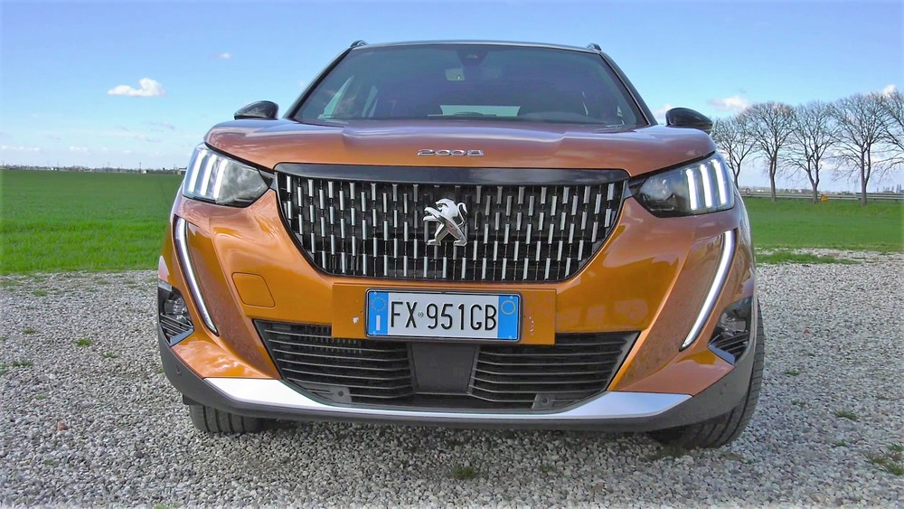 Nuova Peugeot 2008: prova su strada, prezzo, interni e dimensioni 