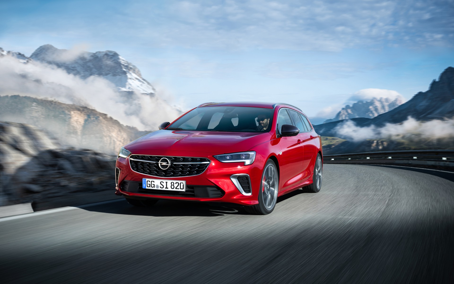 Opel Insignia nel 2025 potrebbe rinascere come un SUV