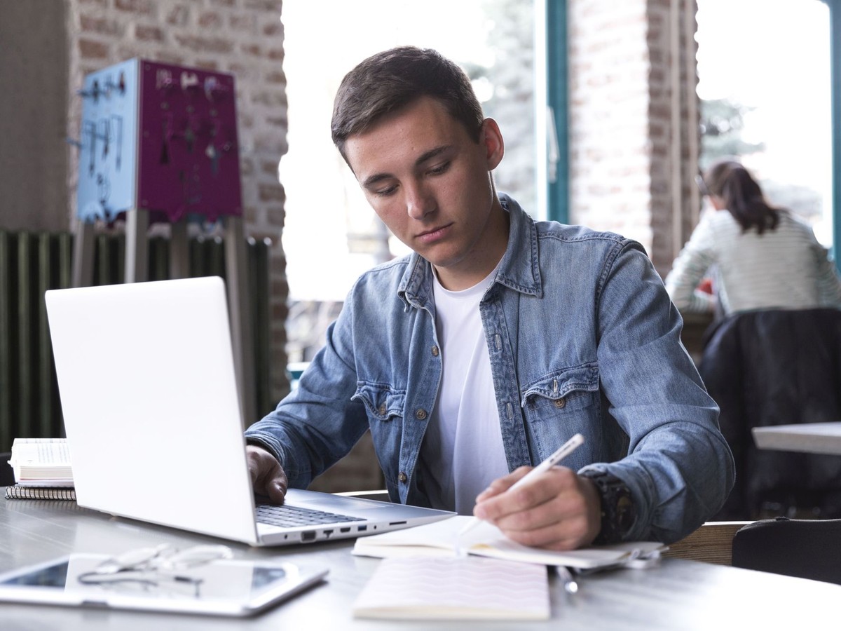 Copiare a scuola ai tempi del digitale: il business miliardario delle  tecnologie di cheating - Agenda Digitale