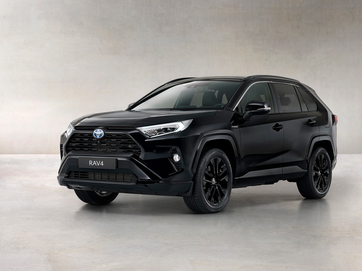 Toyota RAV4 Hybrid diventa più aggressiva con la Black Edition 