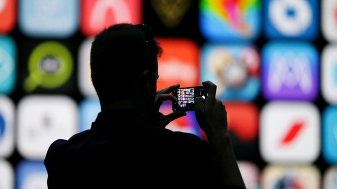 Apple, nuove critiche riguardo gli app store terzi. E l’UE minaccia ripercussioni