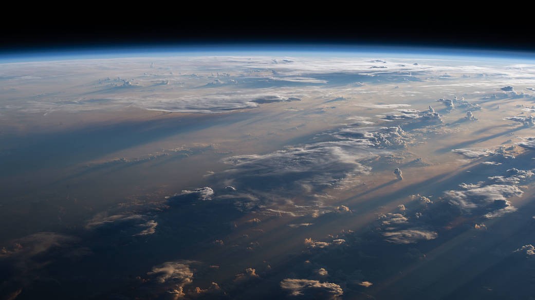 NASA: l’ombra dell’alba immortalata dalla Stazione Spaziale Internazionale