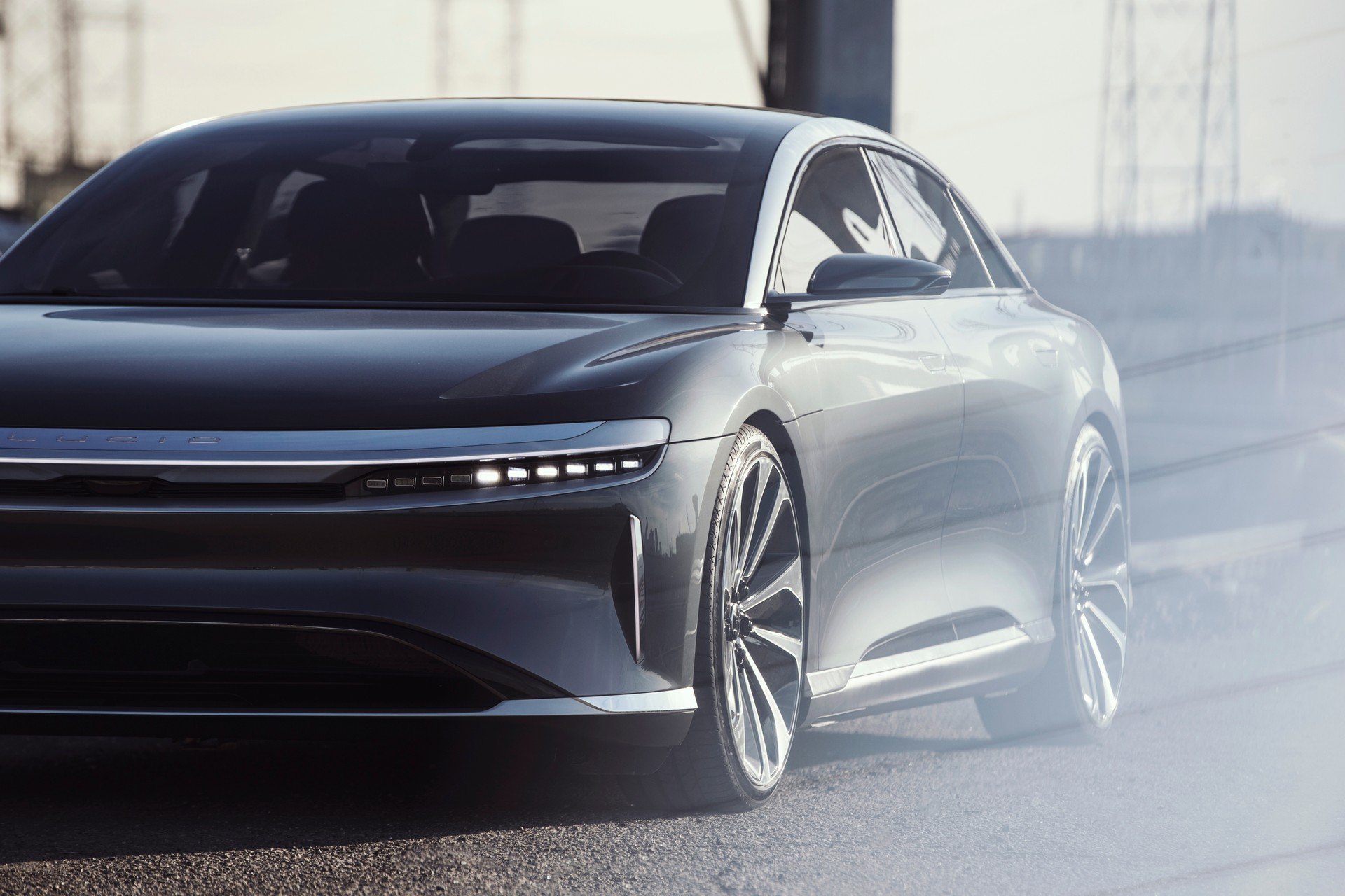 Lucid Air: tutto sulla più potente berlina elettrica che sfida Tesla con  832 km 