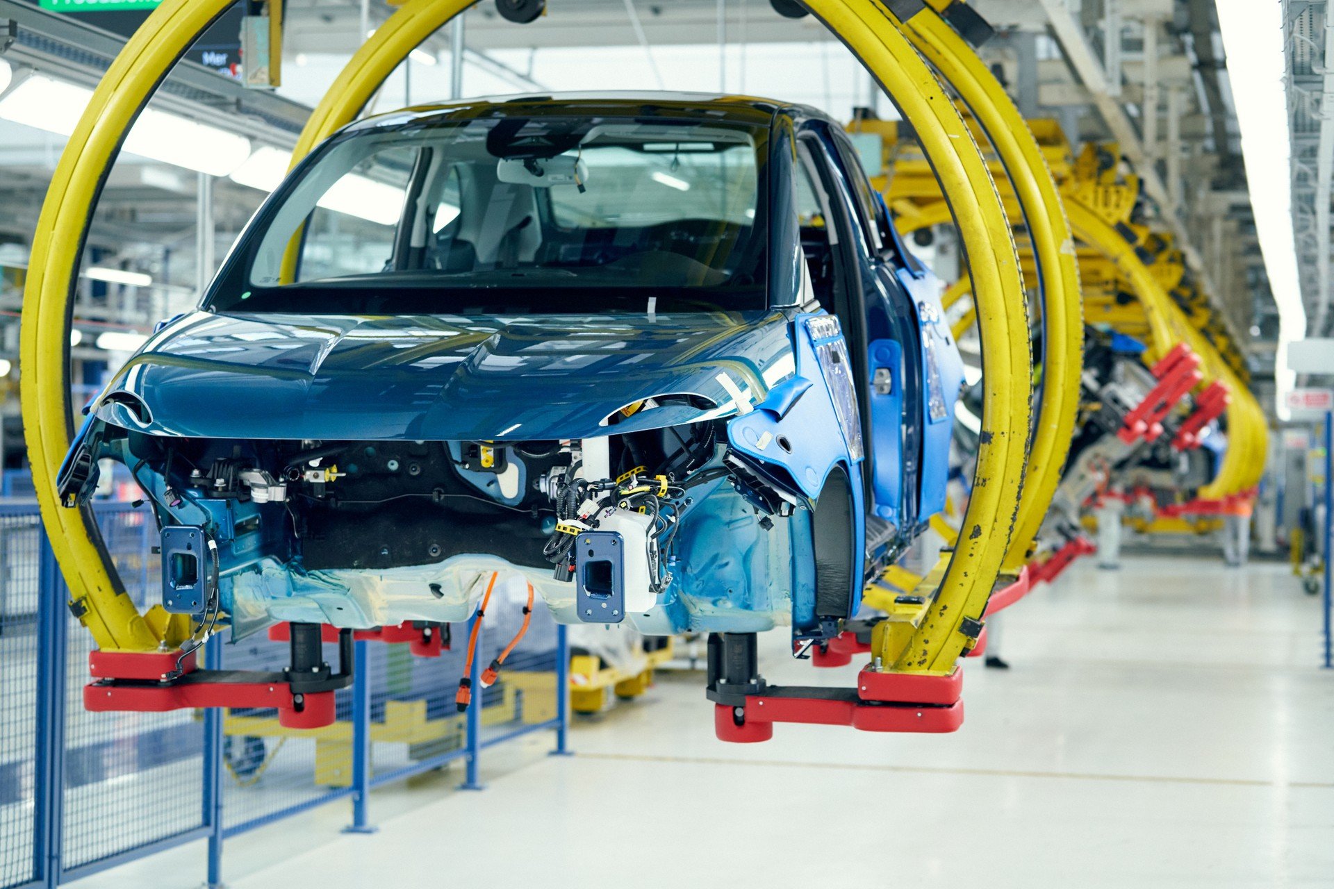 Profondo rosso per l'industria automotive italiana: produzione a picco