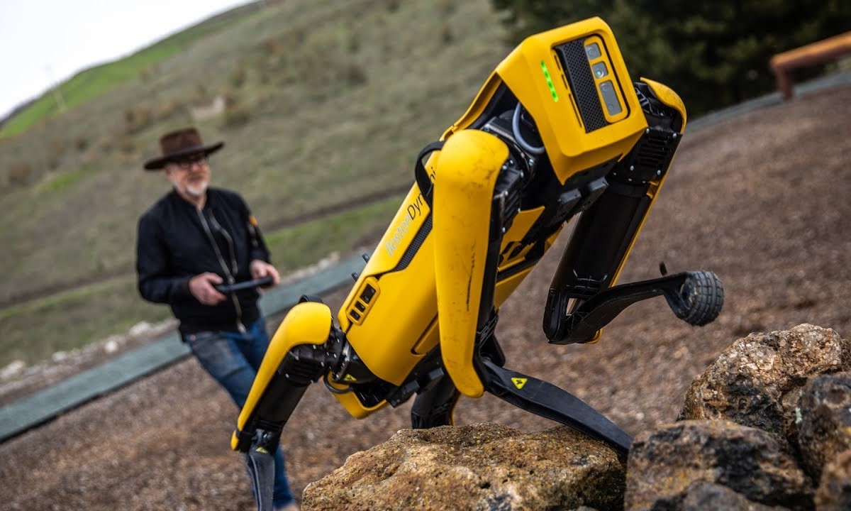 Il cane robot di Boston Dynamics parla, grazie a ChatGPT: è stato