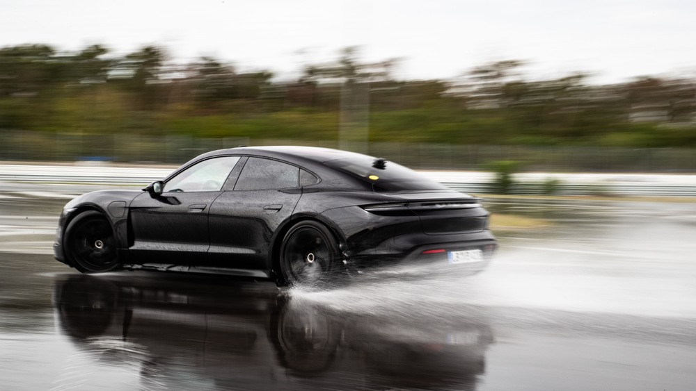 Porsche Taycan bate recorde mundial com um drift de 42 km!