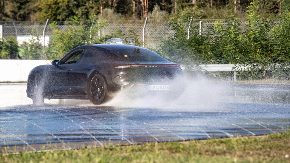 Porsche Taycan bate recorde mundial com um drift de 42 km!