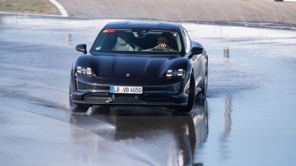 Porsche Taycan bate recorde mundial com um drift de 42 km!