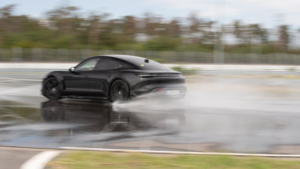 Porsche Taycan bate recorde mundial com um drift de 42 km!