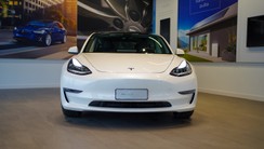 Tesla Model 3 2021: novit� e interni di Performance e Long Range  | Video