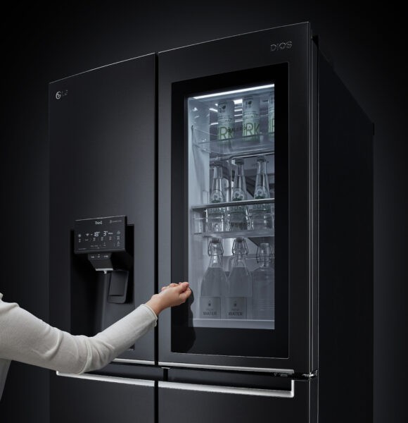 LG, il frigo smart trasparente si apre con un comando vocale