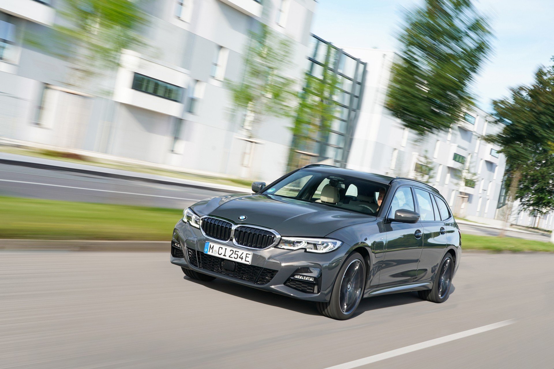 BMW 320e e BMW 520e, nuovi modelli Plug-in: caratteristiche e prezzi 