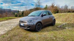Nuova 500 Elettrica: recensione e prova completa, tutto su autonomia e ricarica