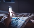 La dipendenza da smartphone ci fa dormire male: la conferma da un nuovo studio