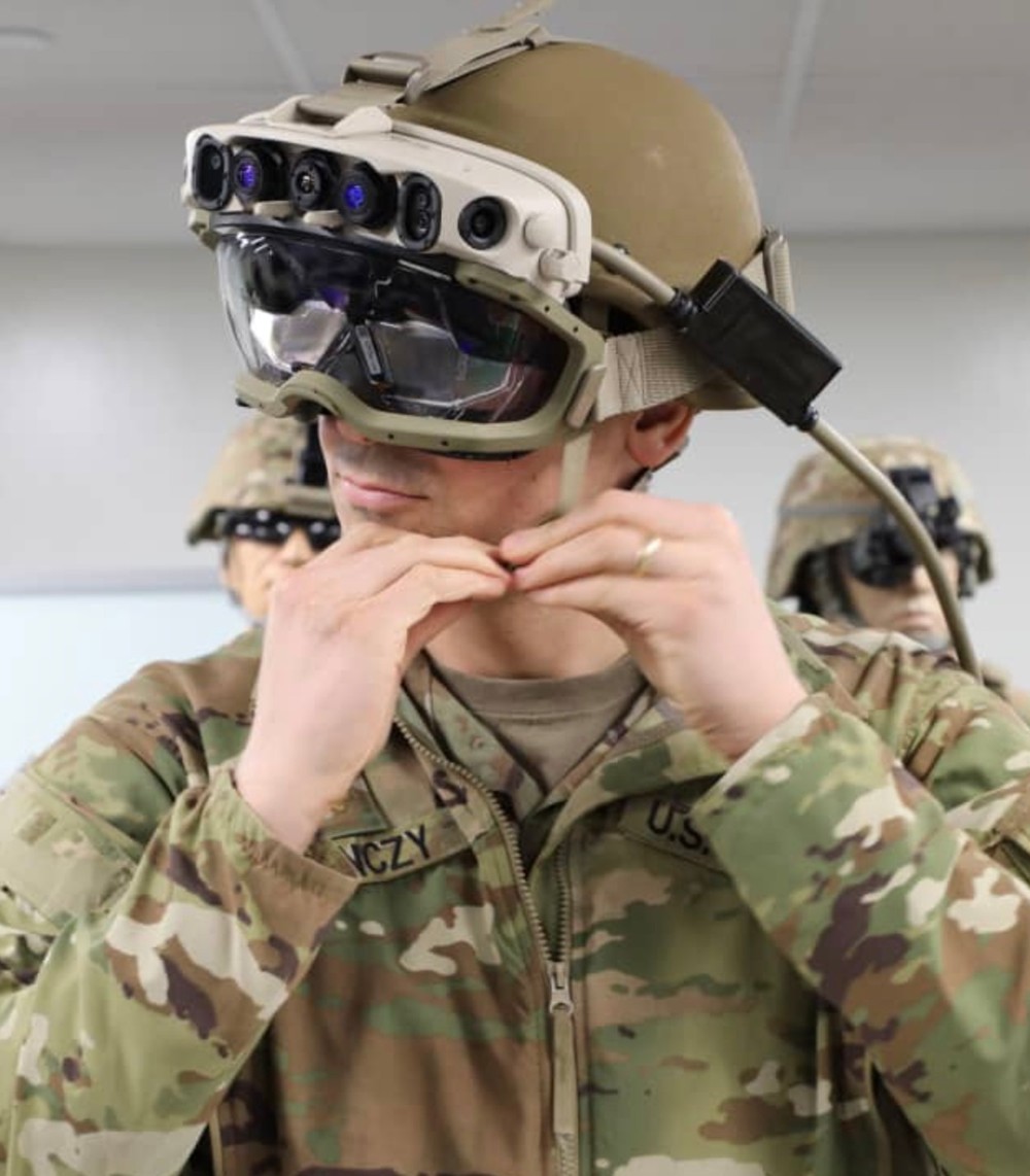 Microsoft fa affari miliardari con l'esercito USA: ai soldati visori basati  su HoloLens 