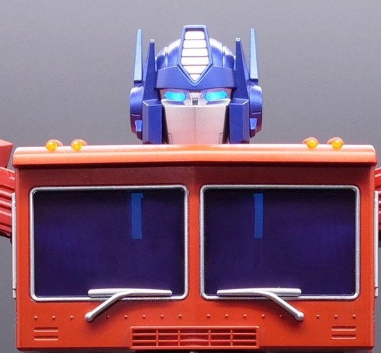 Optimus Prime di Robosen è il robot Transformers che abbiamo