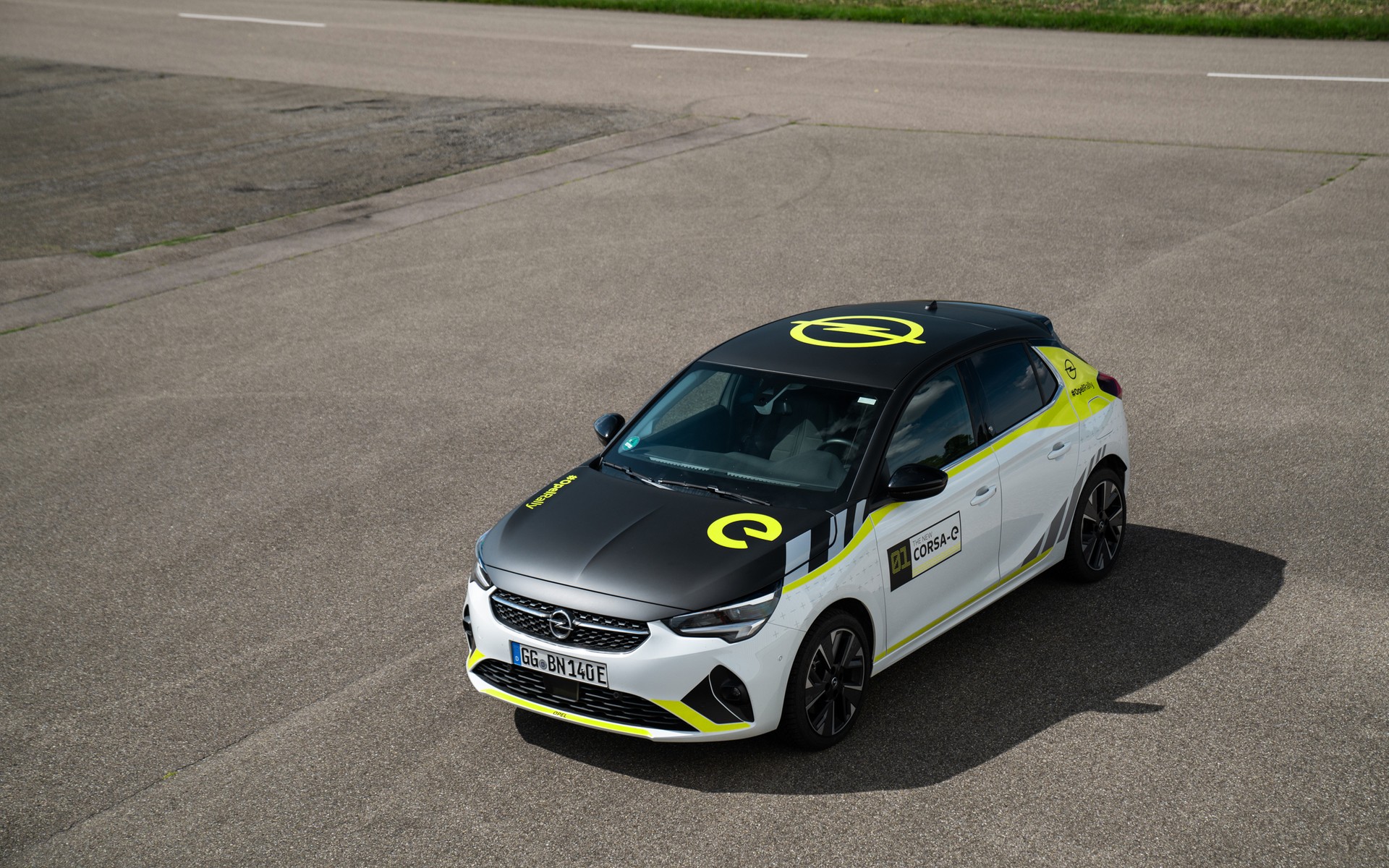 Opel Corsa-e si "veste" da auto da rally grazie al Rally Design Kit