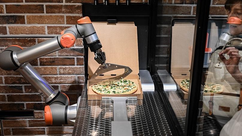 Une pizzeria entièrement gérée par des robots, de la commande à la préparation, ouvre à Paris