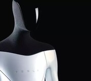 Tesla Bot, nuovi passi avanti nello sviluppo del robot umanoide 