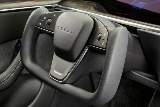 Tempi duri per il nuovo volante Yoke di Tesla: i dubbi di Consumer