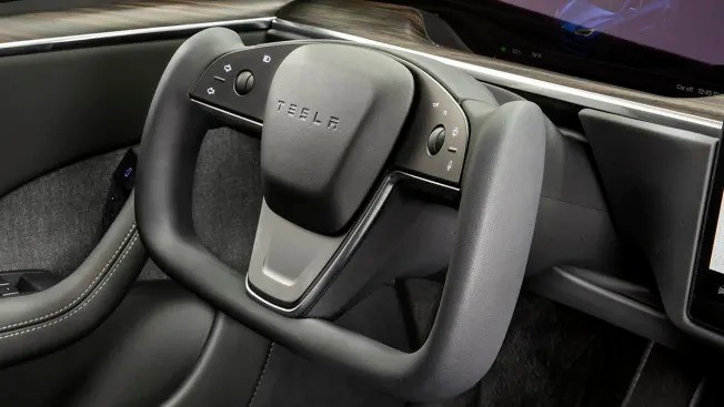 Dalla tenda al tavolino per il volante: ecco tutti gli accessori Tesla di  cui non si può fare a meno 