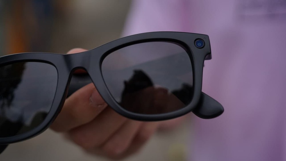 Recensione Ray-Ban Stories, gli occhiali di Facebook: un bel gadget, poco  smart 